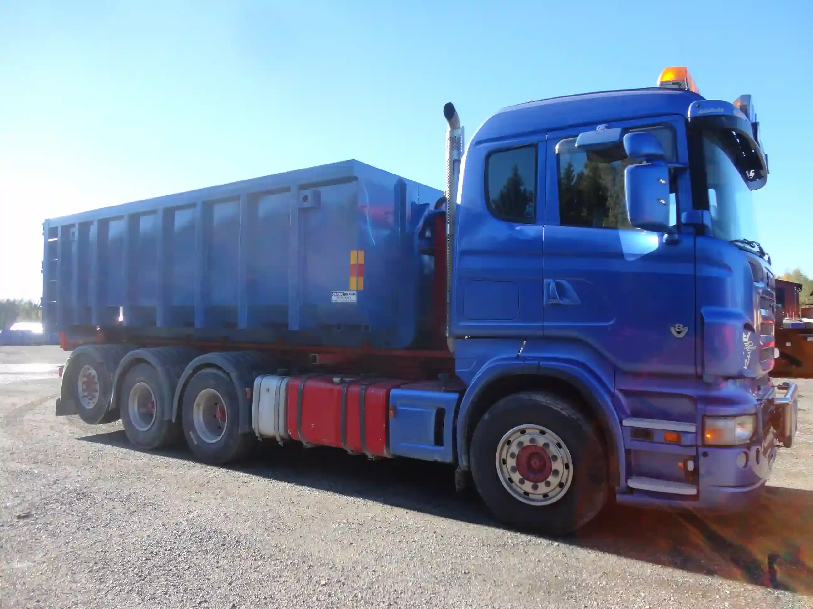 Bla 22 pa bil Svart grusflak Rod maskinlamflak 10fot isol med el 003